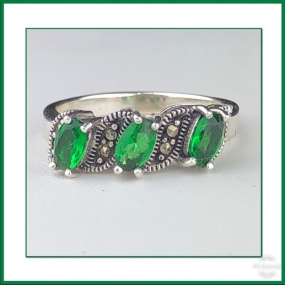 MARCASITE AND GREEN CZS RING - Picture 1 of 7